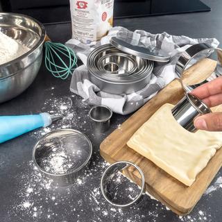 Intirilife Ensemble de 12 emporte-pièces en Argent avec boîte de rangement  