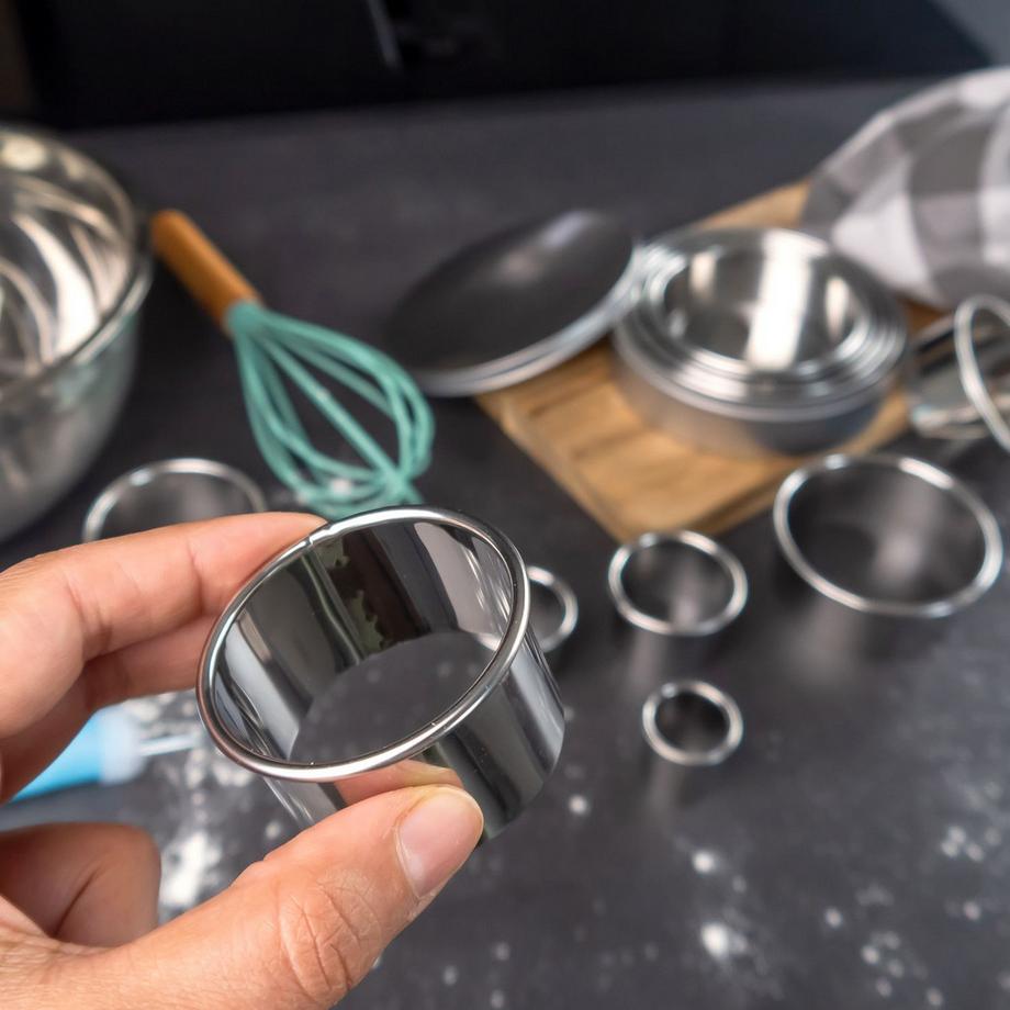 Intirilife Ensemble de 12 emporte-pièces en Argent avec boîte de rangement  