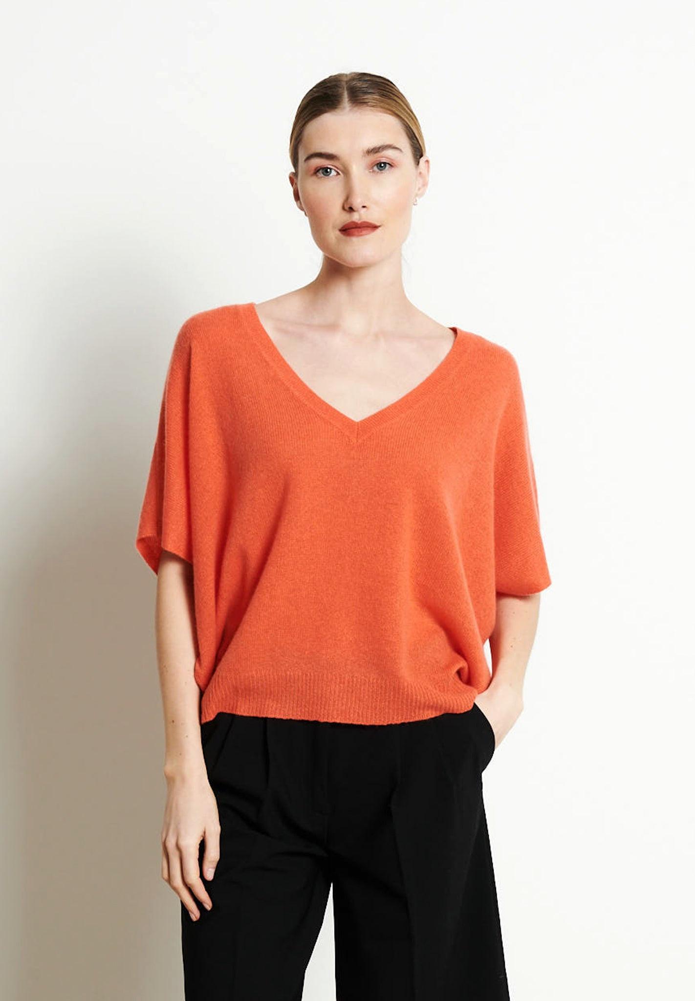 Studio Cashmere8  RIA 25 T-shirt con scollo a V e maniche a pipistrello - 100% cashmere 