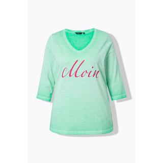 Ulla Popken  T-shirt col en V et manches 3/4. Imprimé « salut ». Teinture à froid (cold-dyed). 