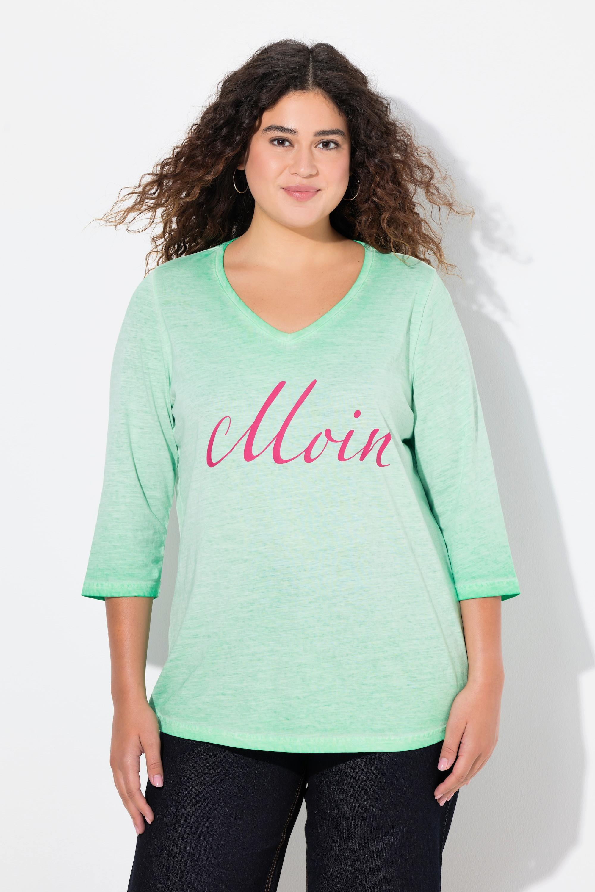 Ulla Popken  T-shirt col en V et manches 3/4. Imprimé « salut ». Teinture à froid (cold-dyed). 