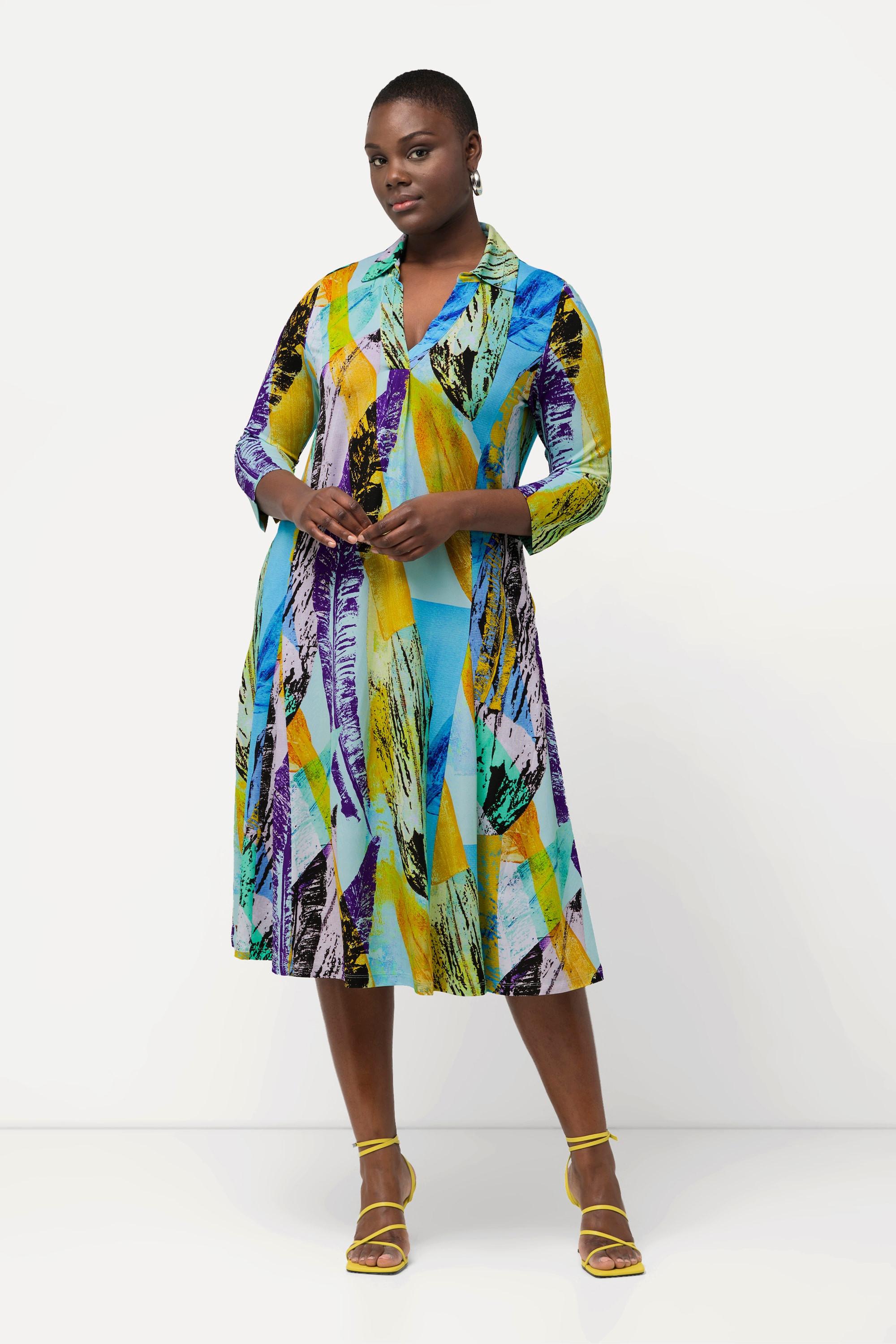 Ulla Popken  Robe en tissu fluide slinky. Décolleté en V, col de chemise. Manches 3/4 