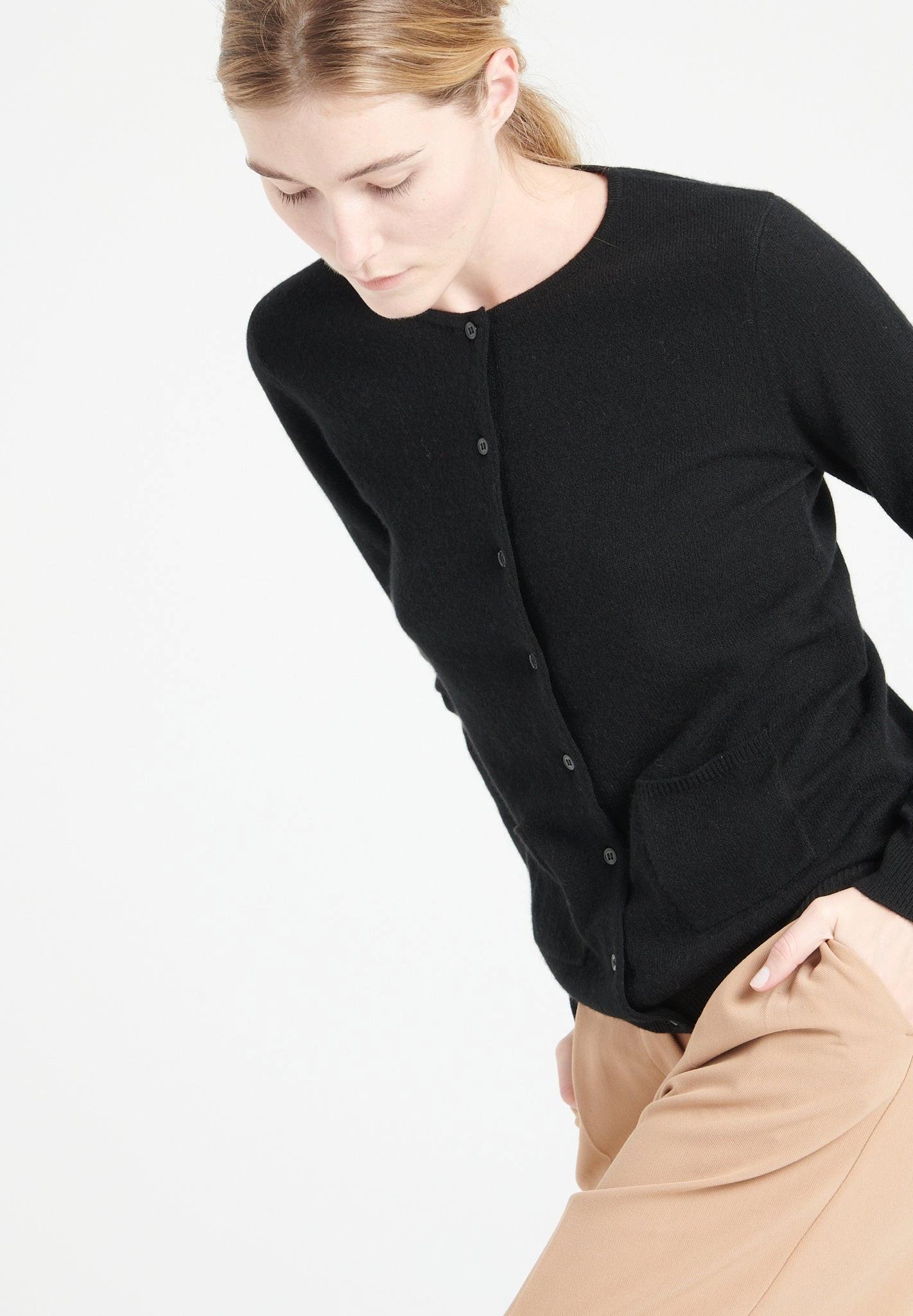 Image of Lilly 4 Strickjacke Mit Tailliertem Rundhalsausschnitt - 100% Kaschmir Unisex Schwarz M