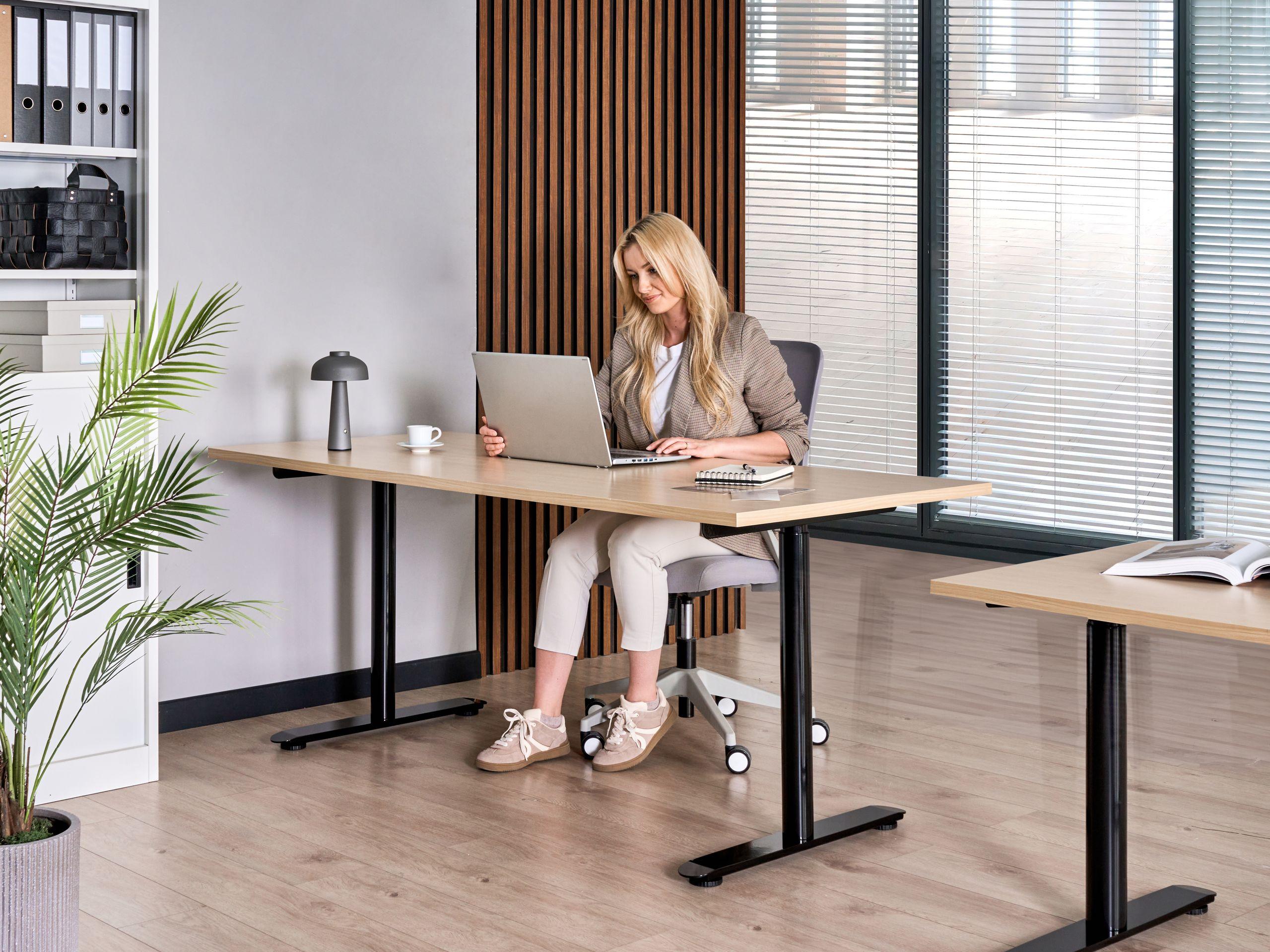 Beliani Bureau réglable en hauteur électriquement Moderne DESTINAS  