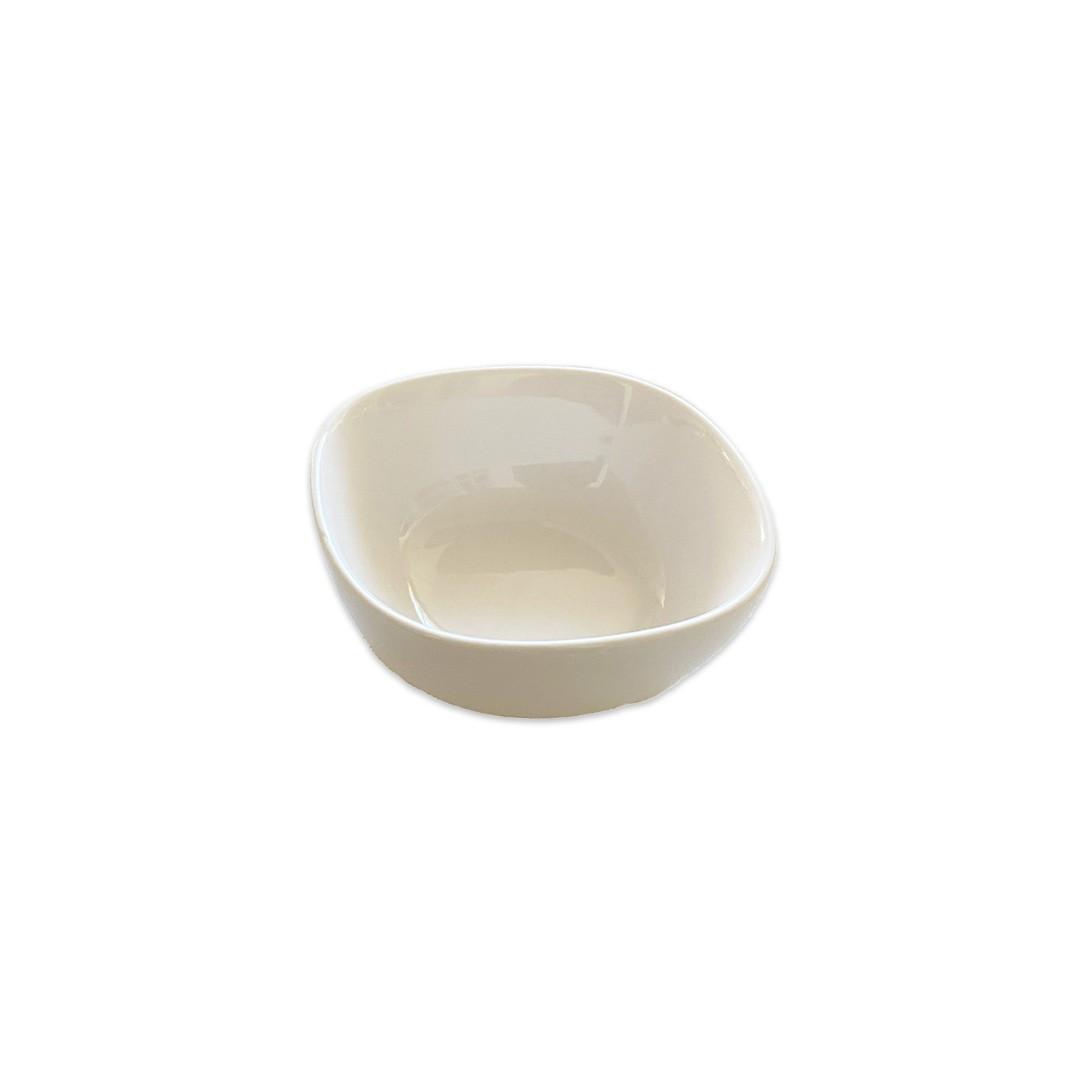 Image of Weiße quadratische Schale mit abgerundeten Kanten aus Keramik Weiße quadratische Schale mit abgerundeten Kanten aus Keramik