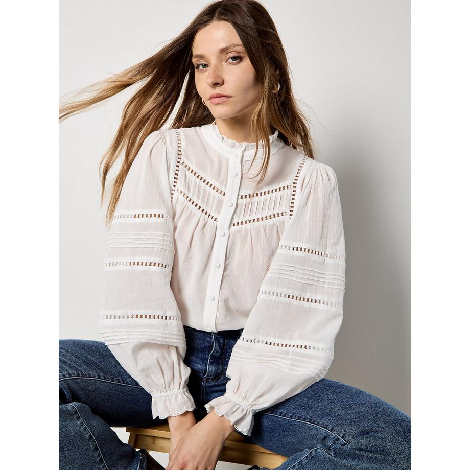 Blouse à volants et empiècements en dentelle