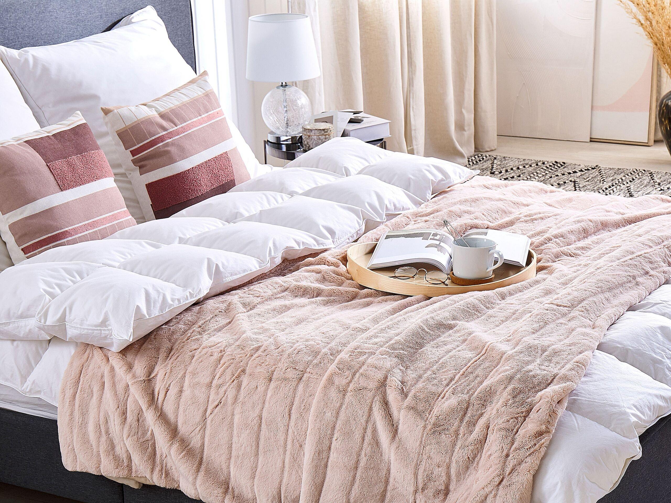 Beliani Couverture Douillette Glamour Smahra en Polyester  