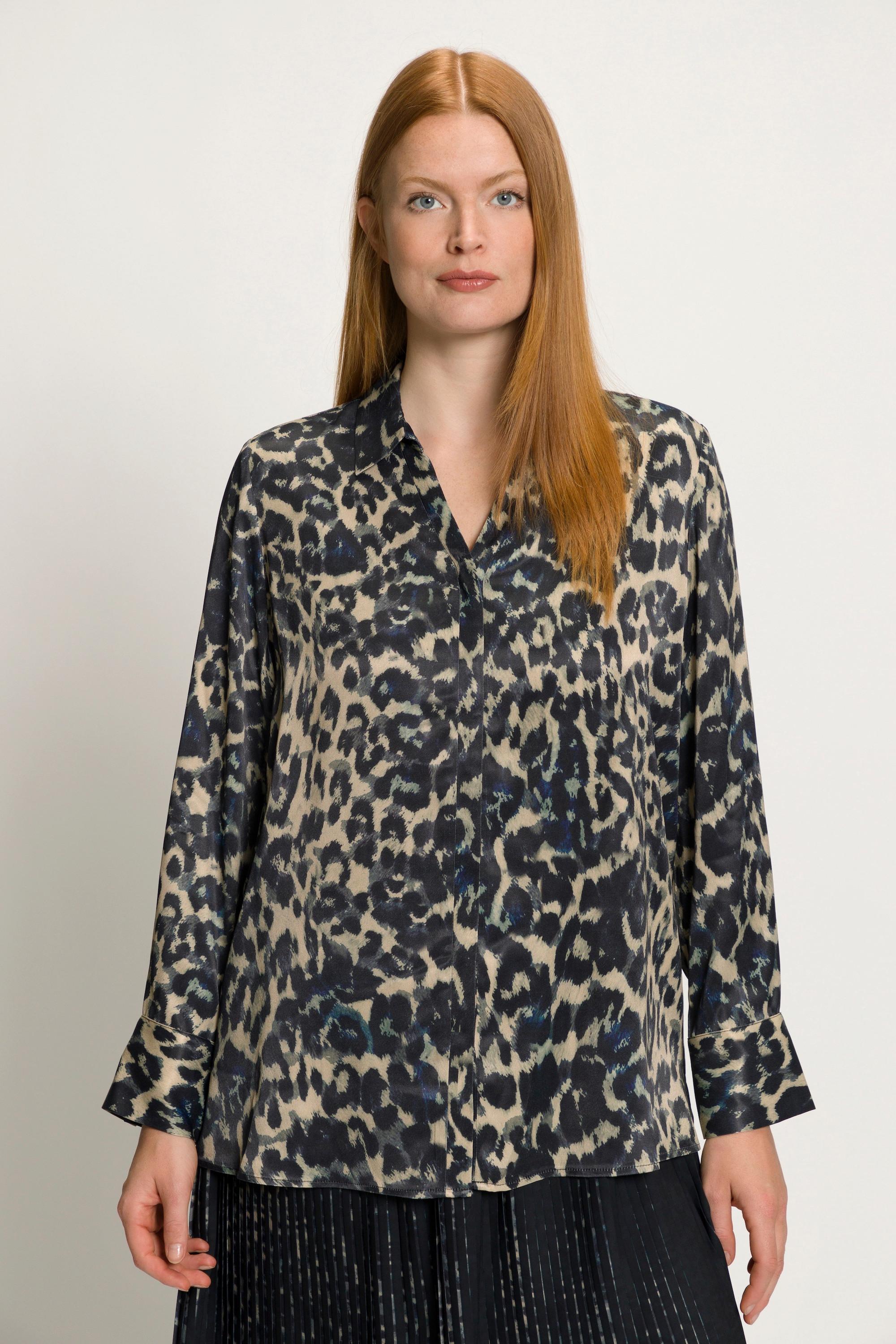 Ulla Popken  Blusa di raso con design leopardato, colletto da camicia e maniche lunghe 