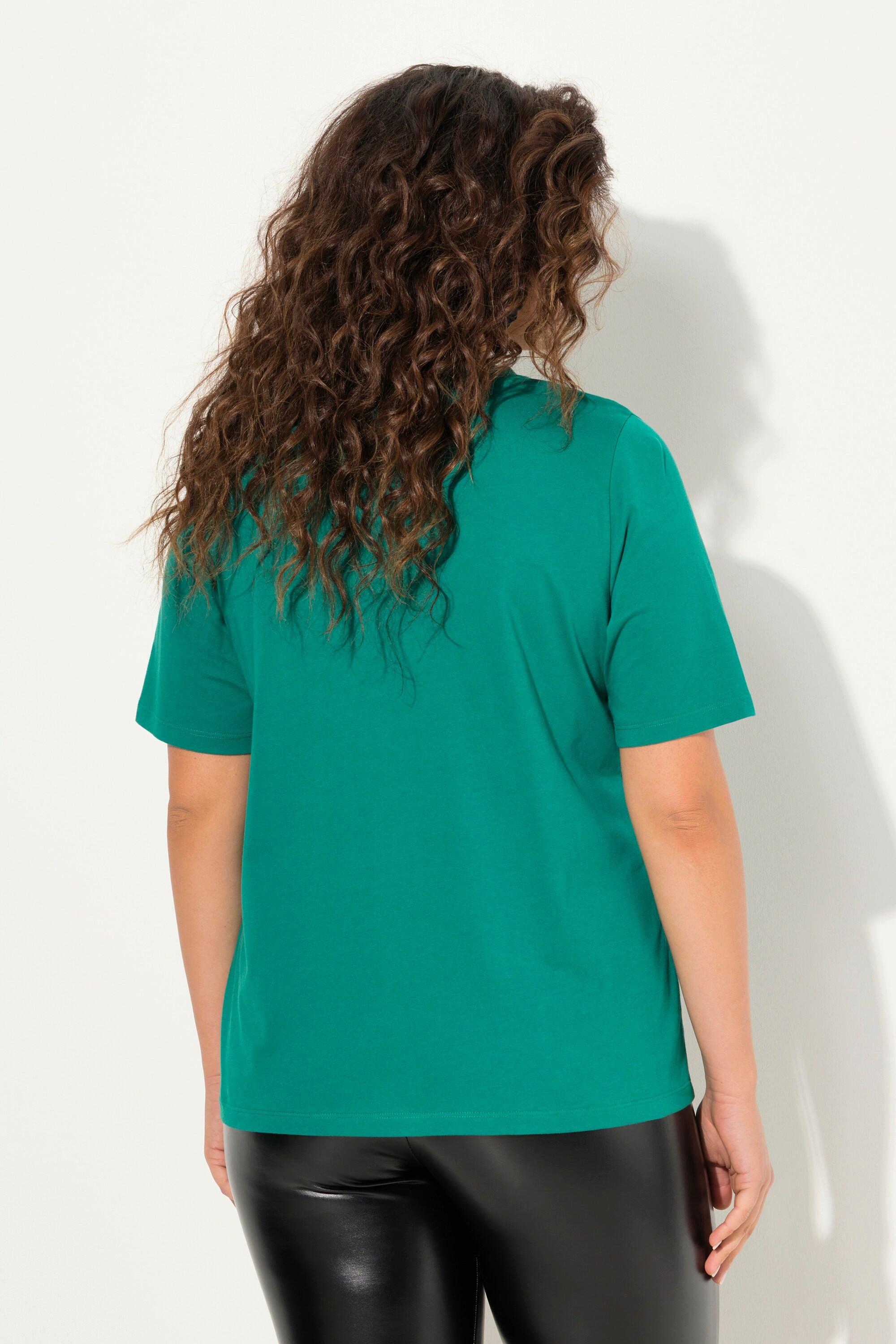 Ulla Popken  T-shirt avec broderies, col en V et manches courtes. Coupe Classic Fit. 