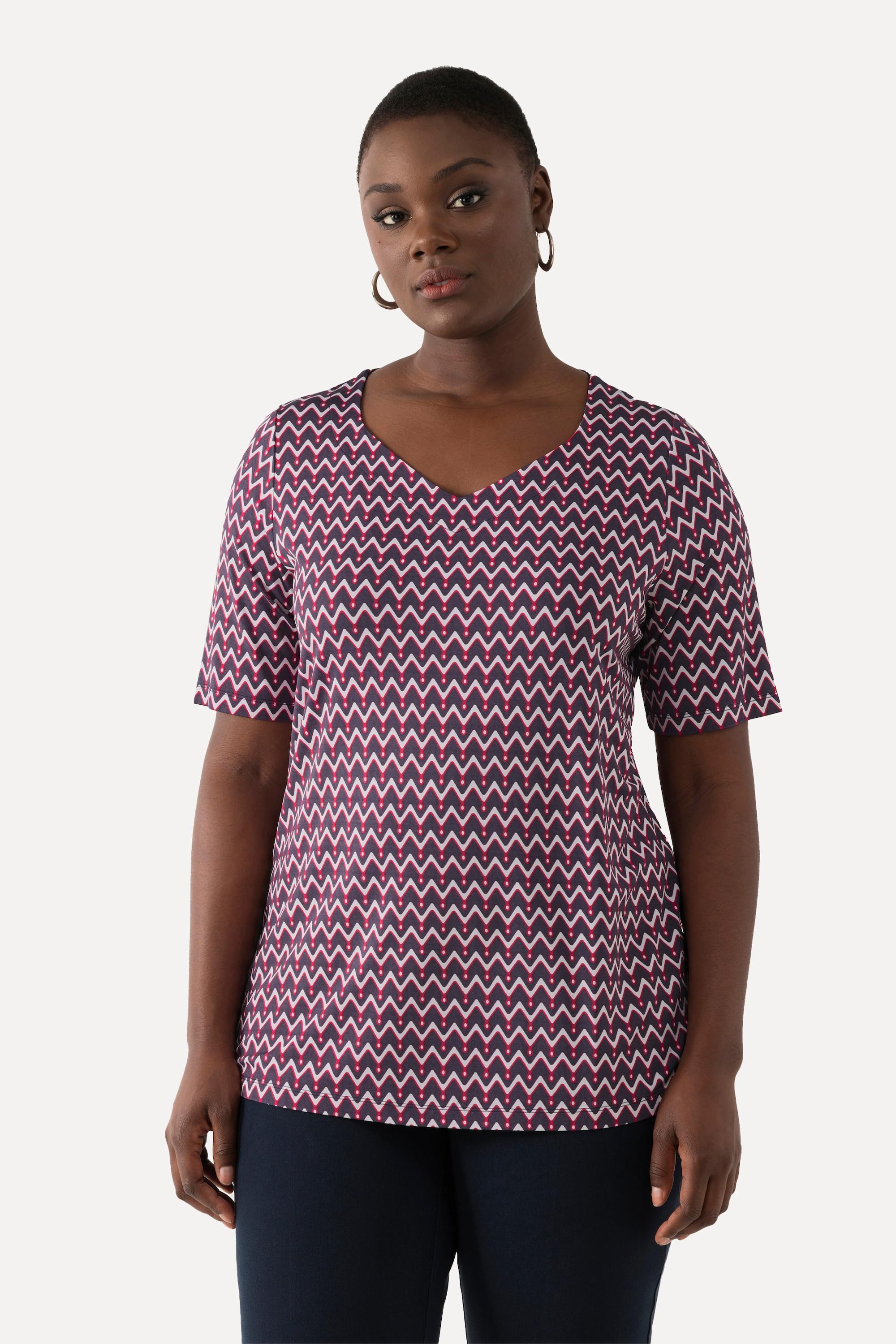 Ulla Popken  T-shirt en tissu fluide, imprimé graphique, col en forme de cœur, manches courtes 