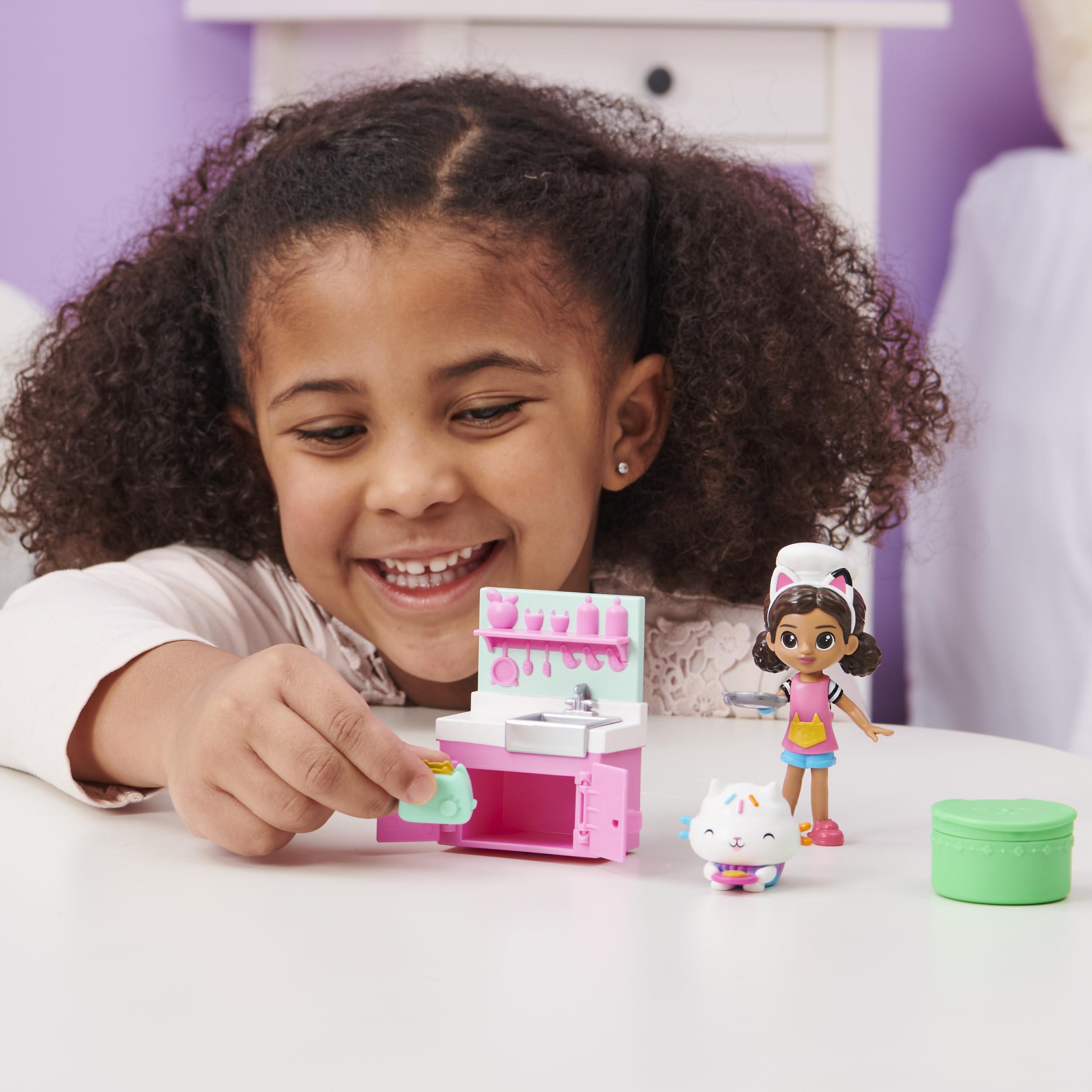 Spin Master  Gabby's Dollhouse , set Lunch and Munch Kitchen con 2 personaggi giocattolo, accessori e mobile, giocattolo per bambini dai 3 anni in su 