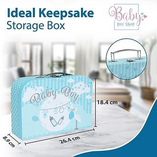 Activity-board  Coffret cadeau bébé garçon - Cadeau bébé garçon bleu emballé à la main - Coffret cadeau bébé avec valise, ours en peluche, chaussures bébé tricotées, bavoir, bonnet, couche en gaze et étiquette à accrocher 