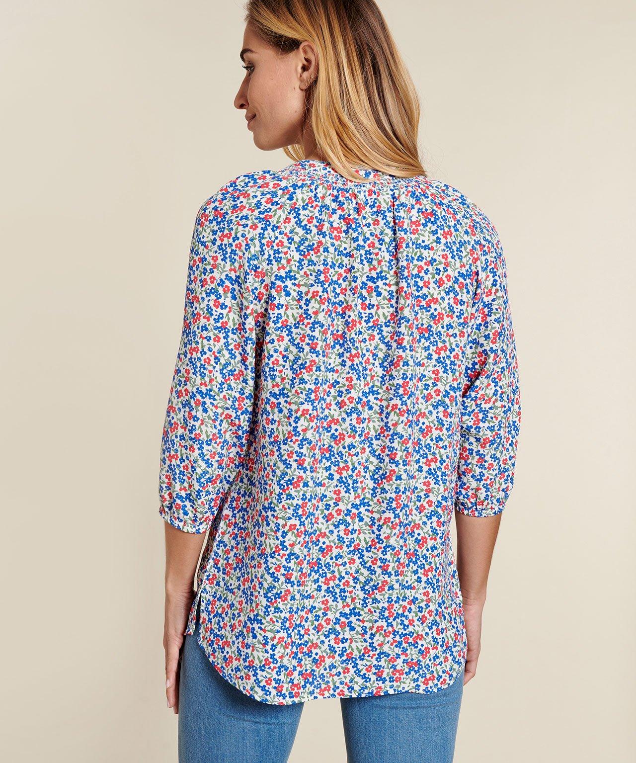 Damart  Blouse crêpe fleurie. 