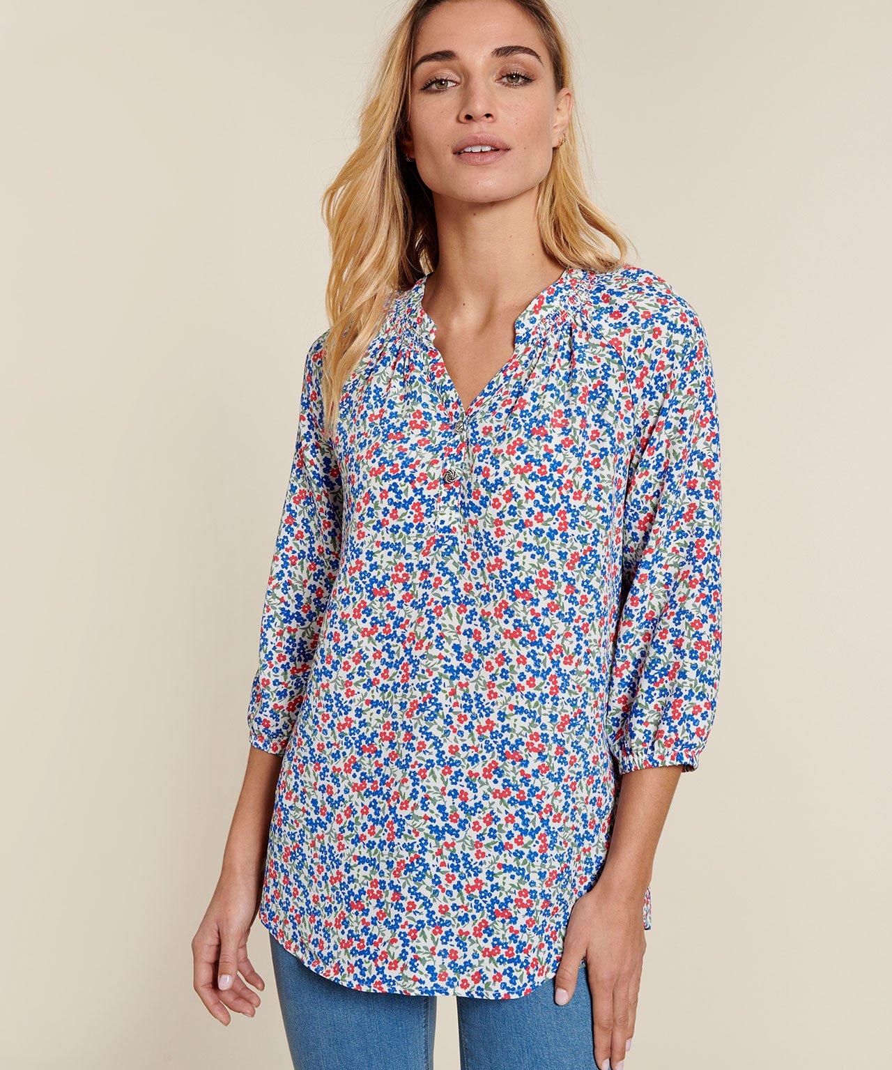 Damart  Blouse crêpe fleurie. 