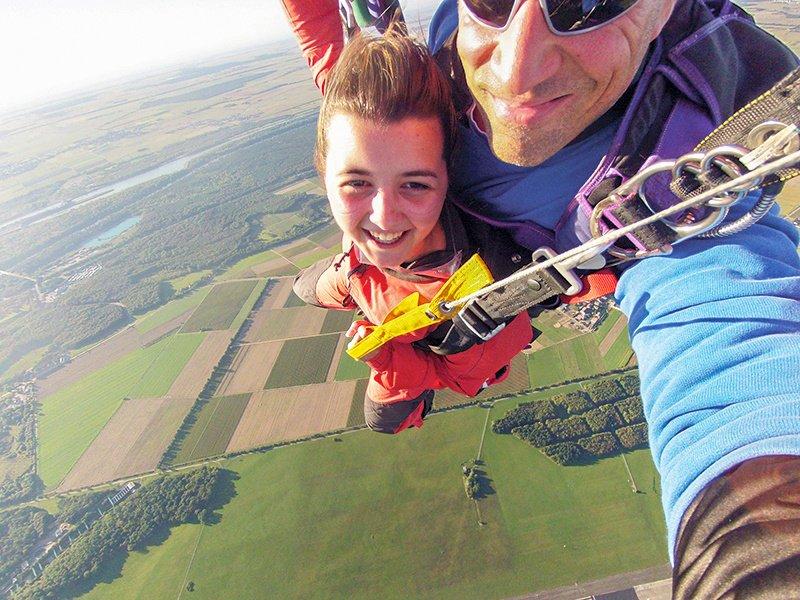 Smartbox  Adrénaline en parachute : 1 saut en tandem à 4000 m d'altitude - Coffret Cadeau 