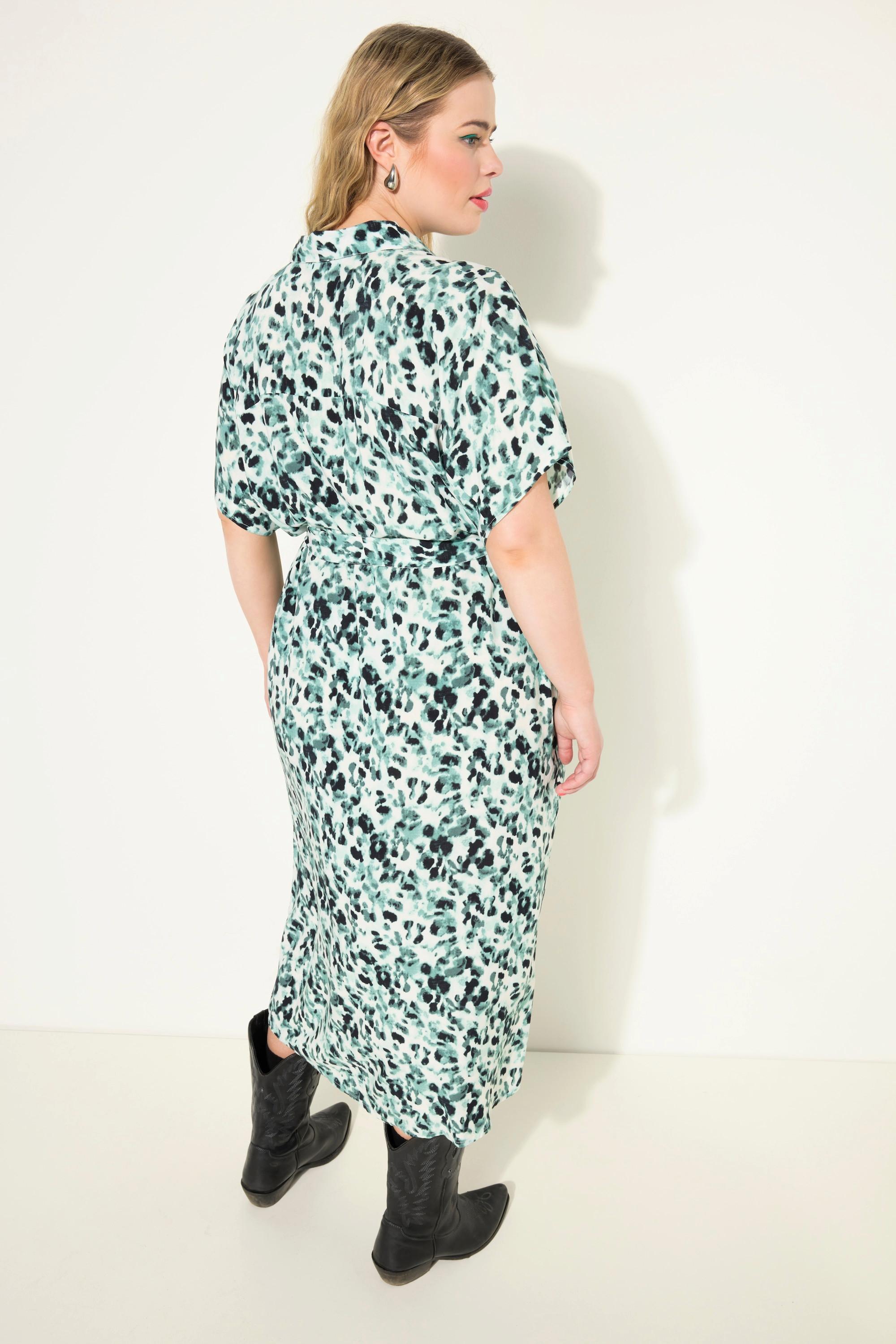 Studio Untold  Robe-chemisier oversized longueur midi, imprimé all-over et ceinture à nouer à la taille. Col chemise 