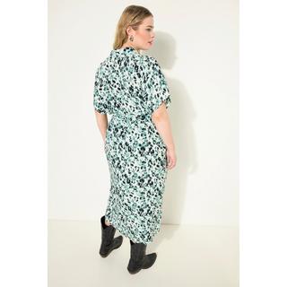 Studio Untold  Robe-chemisier oversized longueur midi, imprimé all-over et ceinture à nouer à la taille. Col chemise 