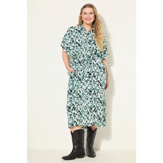 Studio Untold  Robe-chemisier oversized longueur midi, imprimé all-over et ceinture à nouer à la taille. Col chemise 