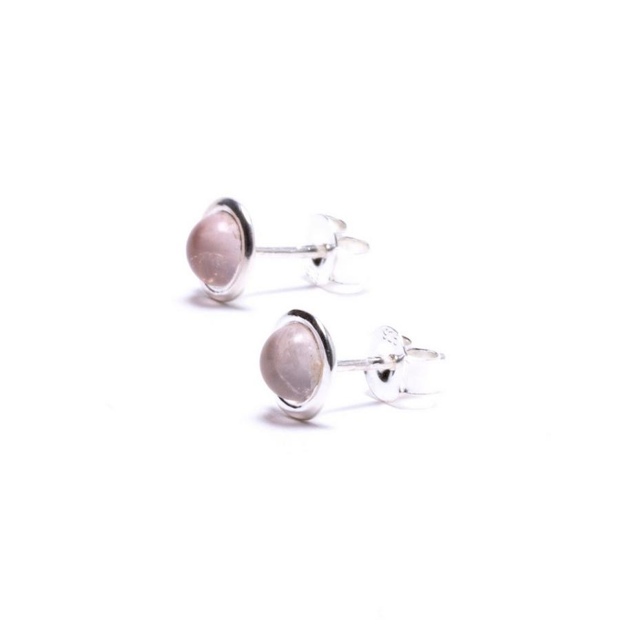 Balibay  Boucles d'oreilles puces Livas, ornées de pierres de quartz rose et montées sur argent. 