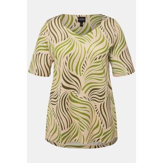 Ulla Popken  T-shirt slinky, au tombé fluide. Imprimé feuilles de palmier. Col en forme de coeur et manches courtes. 