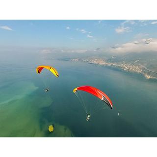 Smartbox  Vol au-dessus du lac Léman en parapente biplace durant 20 minutes - Coffret Cadeau 