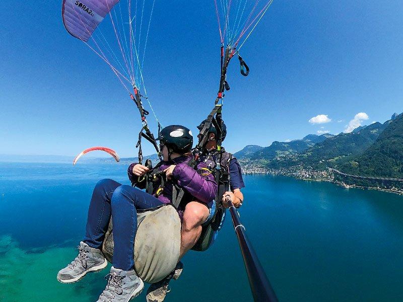 Smartbox  Vol au-dessus du lac Léman en parapente biplace durant 20 minutes - Coffret Cadeau 