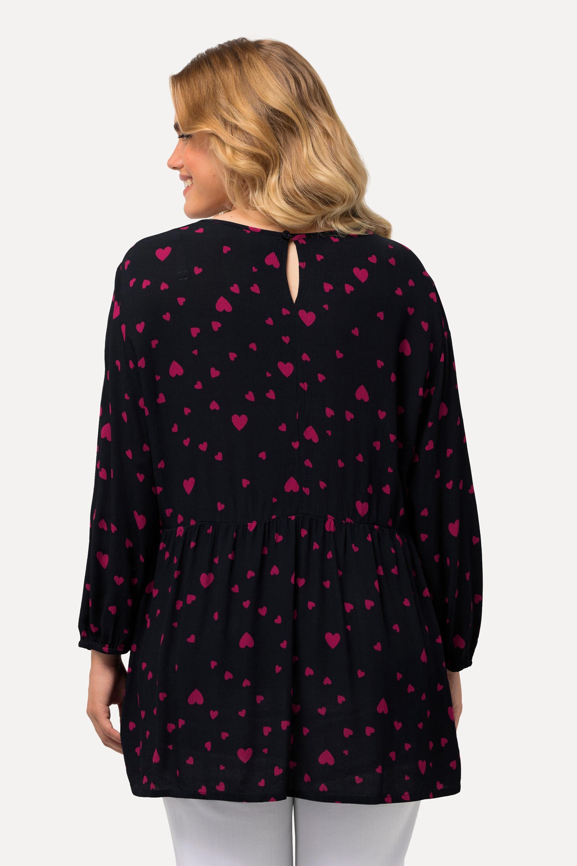 Ulla Popken  Blouse smockée, motif cœurs. Silhouette en A, Décolleté rond et manches courtes. 