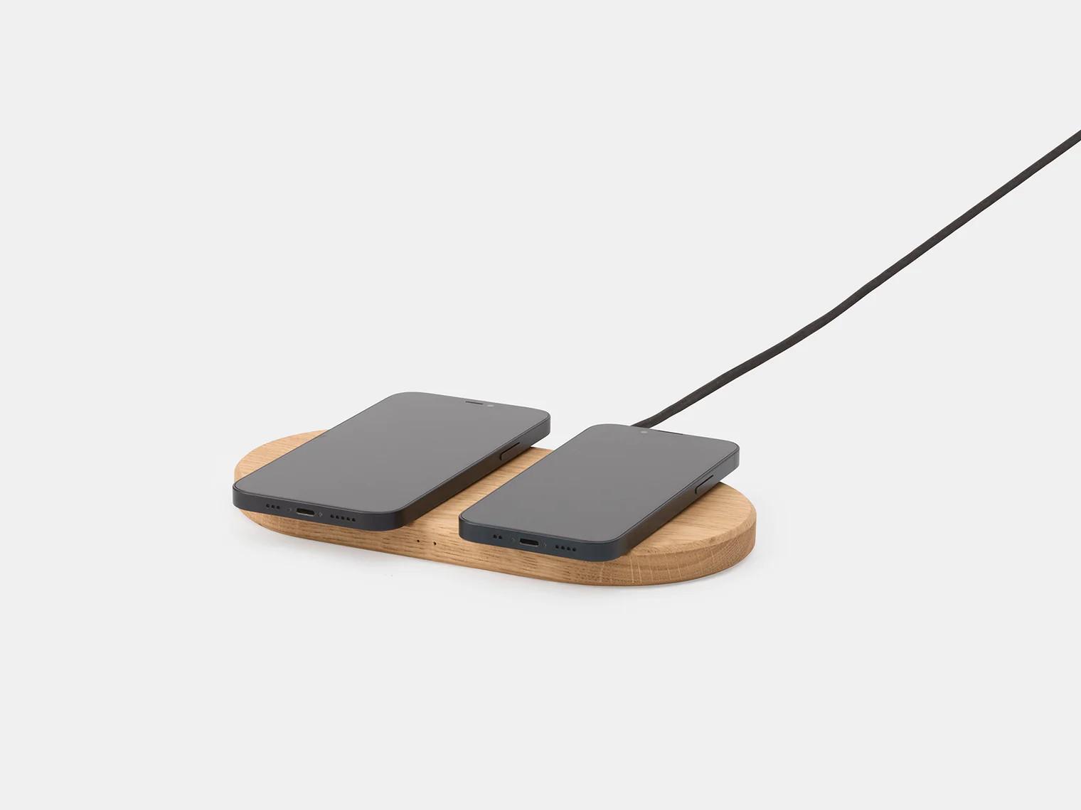 Oakywood  Oakywood Dual Slim Charging Pad Duales kabelloses Handy-Ladegerät - Eiche / UK (Adapter type G) 