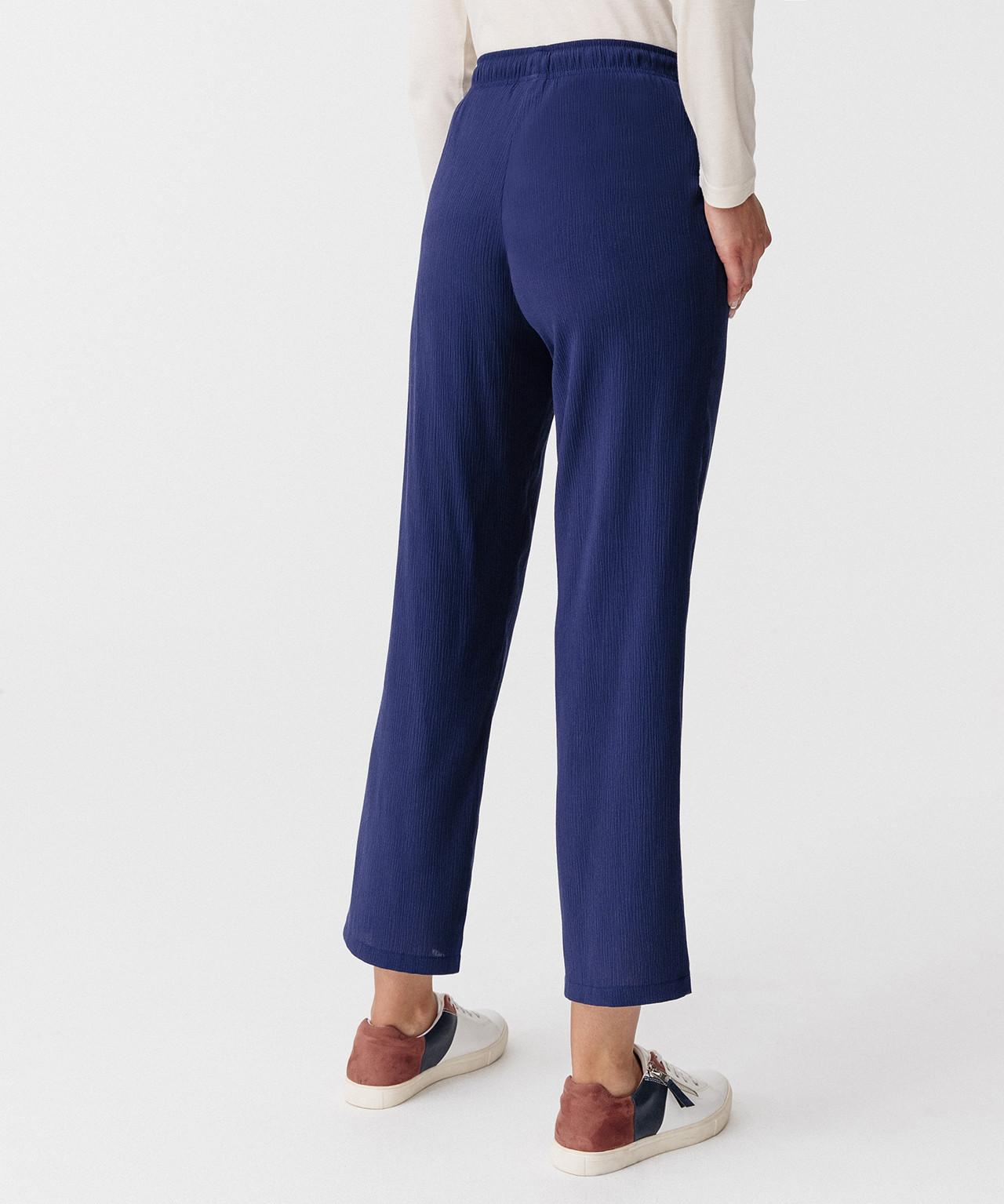 Damart  Pantalon en crépon. 