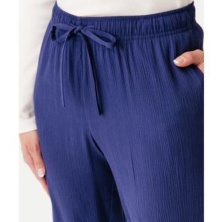 Damart  Pantalon en crépon. 