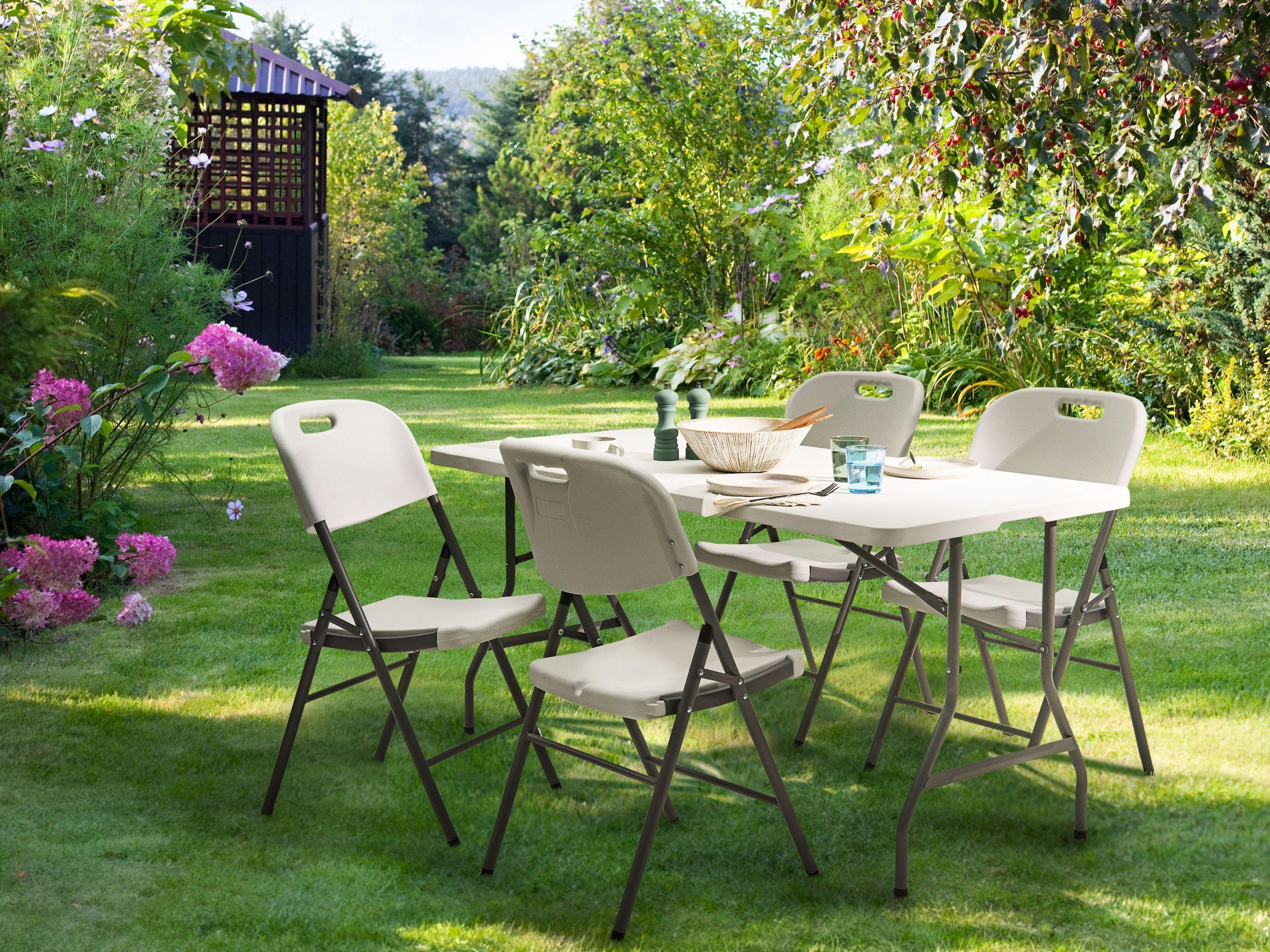 Beliani Table de salle à manger de jardin pour 4 personnes en Matière synthétique Moderne CUGNOLI  