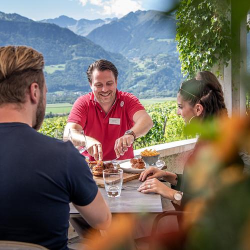 Image of Bündner Weinwanderung - Halbtägige Weinwanderung Mit Degustation (für 2 Personen) Unisex