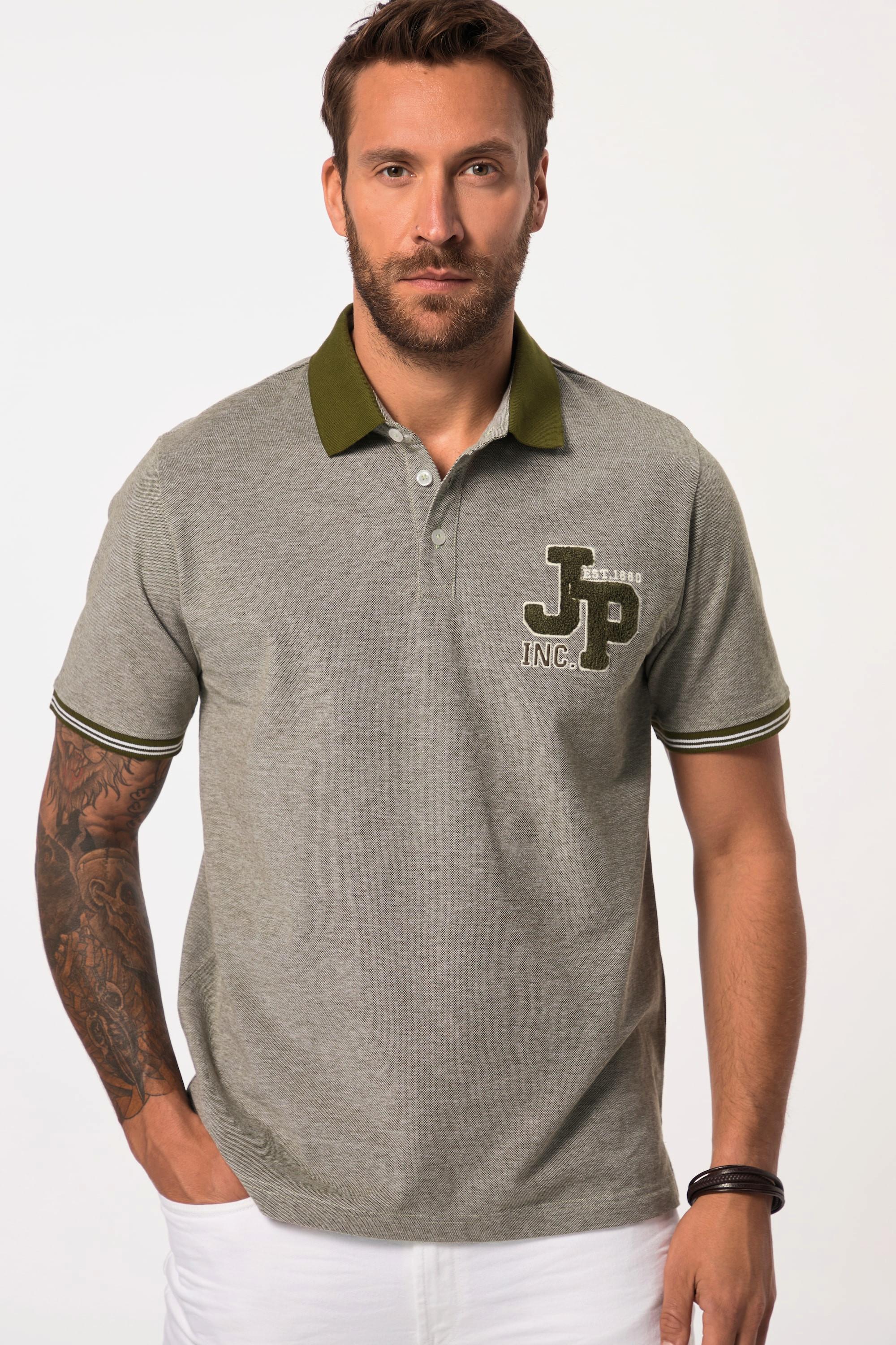 JP1880  Polo en maille piquée à manches courtes, avec écusson vert mousse 