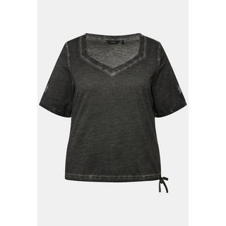 Ulla Popken  T-shirt à manches courtes, avec étoile métallique. Décolleté en forme de cœur et ruban à froncer. 