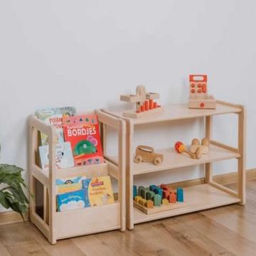 Montessori-Kinderzimmermöbel. Offene Miniregale zur Aufbewahrung von Kindersachen
