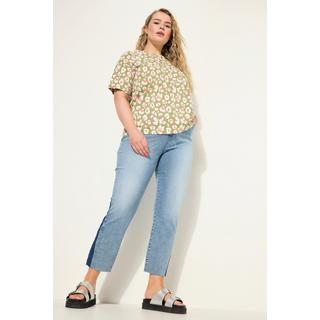 Studio Untold  Jean mom taille haute avec gousset latéral. Jambes larges et 5 poches 