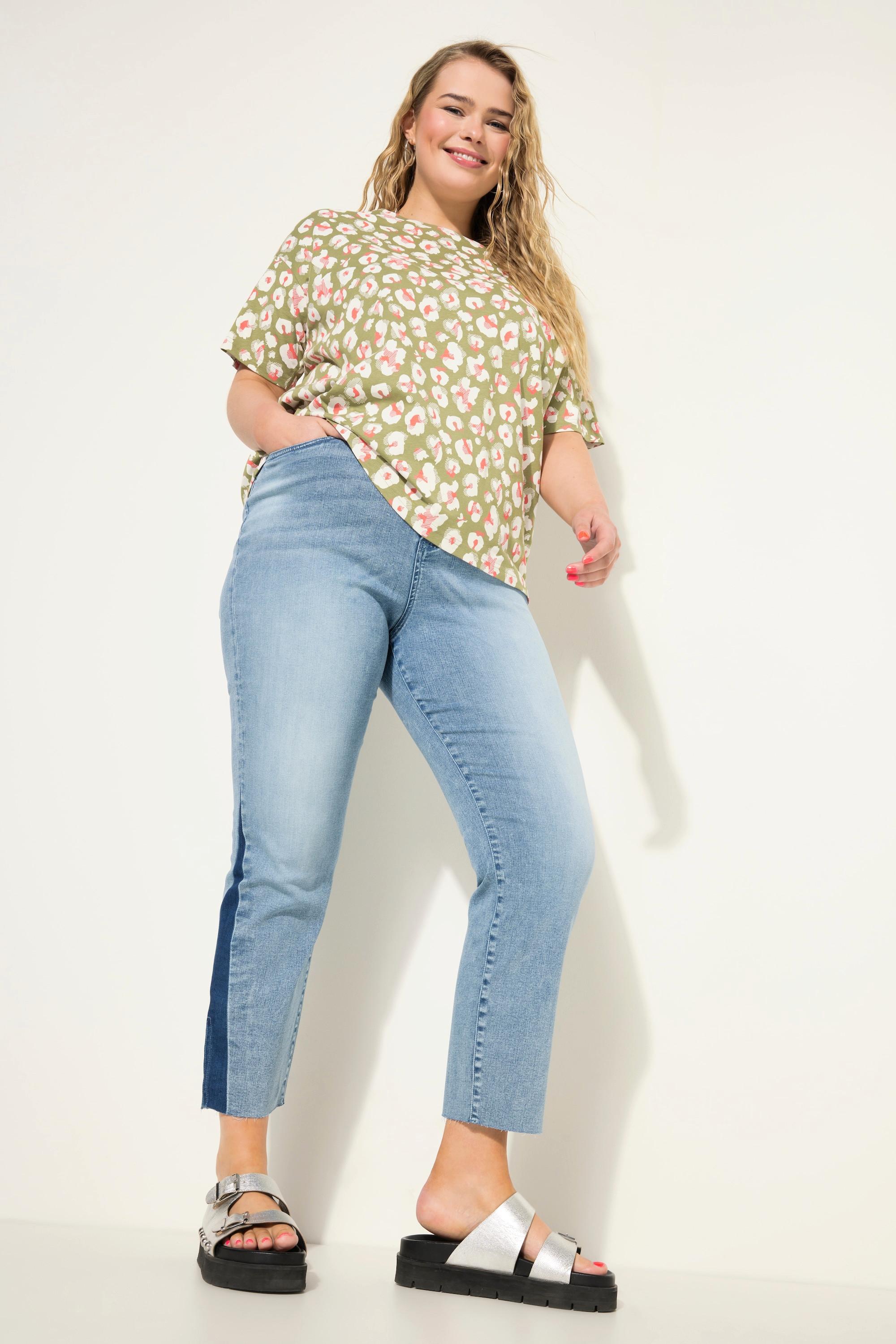 Studio Untold  Jean mom taille haute avec gousset latéral. Jambes larges et 5 poches 