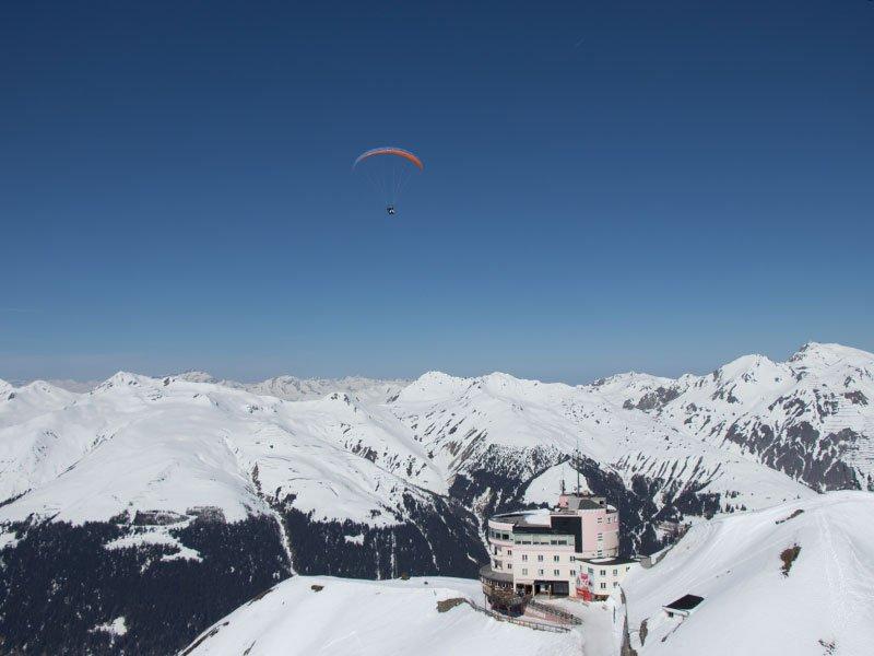 Smartbox  Magica notte in igloo tra meraviglie di neve, sessione di parapendio in tandem e cena a Davos - Cofanetto regalo 