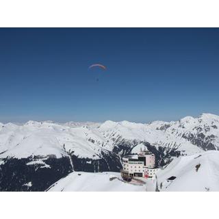 Smartbox  Magica notte in igloo tra meraviglie di neve, sessione di parapendio in tandem e cena a Davos - Cofanetto regalo 