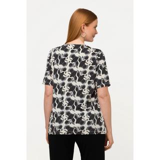 Ulla Popken  T-shirt en tissu fluide à col en forme de cœur et manches courtes. Coupe Classic et motif floral. 