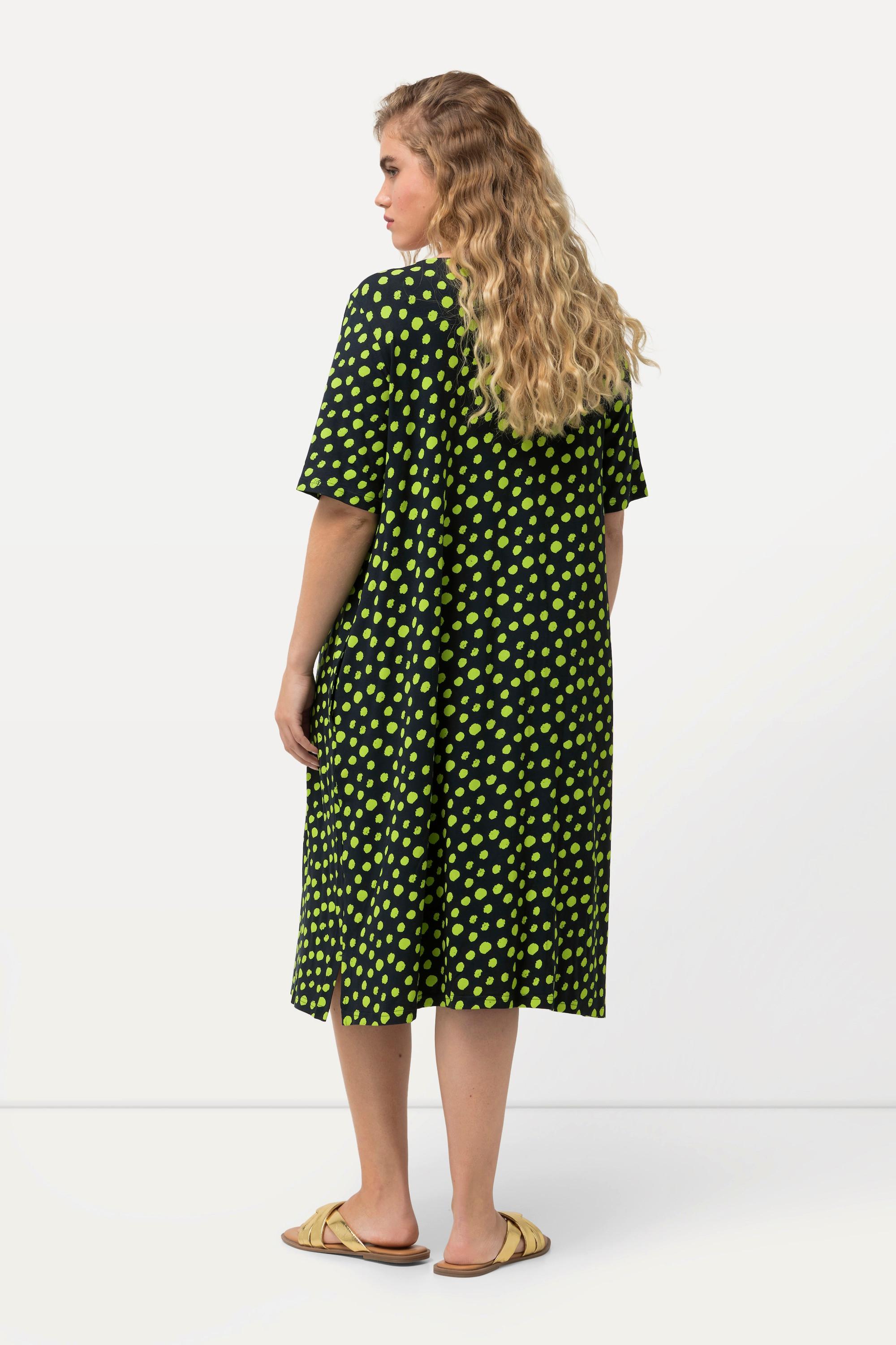 Ulla Popken  Robe en jersey, tissu à pois. Décolleté en V et manches courtes. Silhouette en A évasée. 