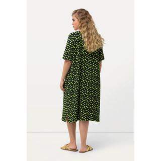 Ulla Popken  Robe en jersey, tissu à pois. Décolleté en V et manches courtes. Silhouette en A évasée. 