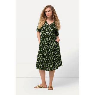 Ulla Popken  Robe en jersey, tissu à pois. Décolleté en V et manches courtes. Silhouette en A évasée. 