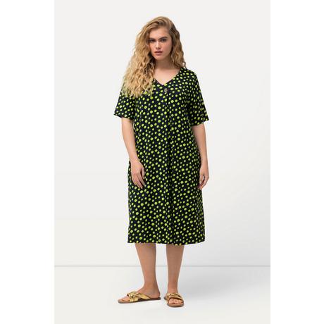 Ulla Popken  Robe en jersey, tissu à pois. Décolleté en V et manches courtes. Silhouette en A évasée. 