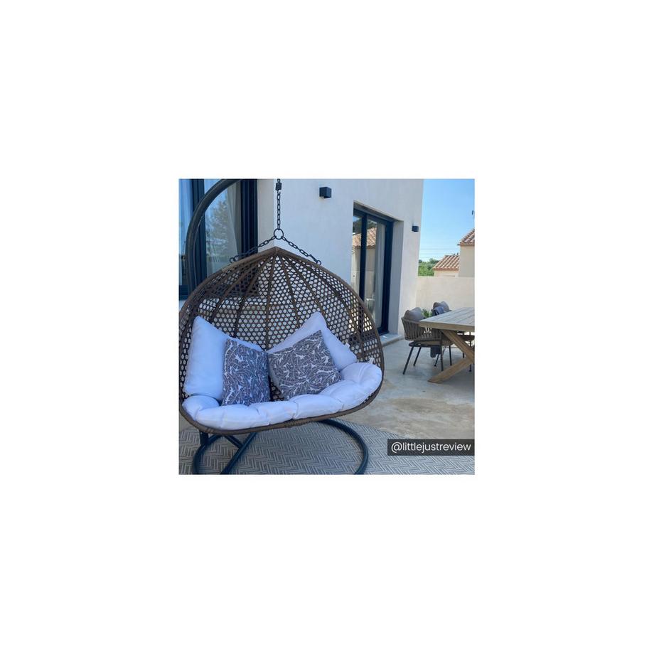 Vente-unique Fauteuil suspendu 2 places  en résine tressée beige et coussin blanc - VAHINA de MYLIA  