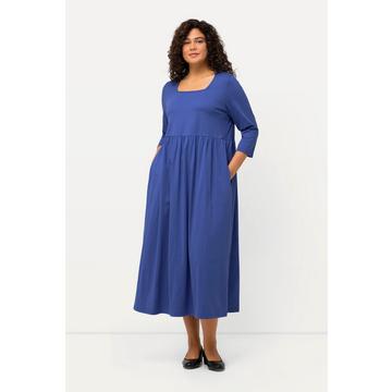 Robe en jersey. Encolure carrée et manches 3/4. Silhouette en A.