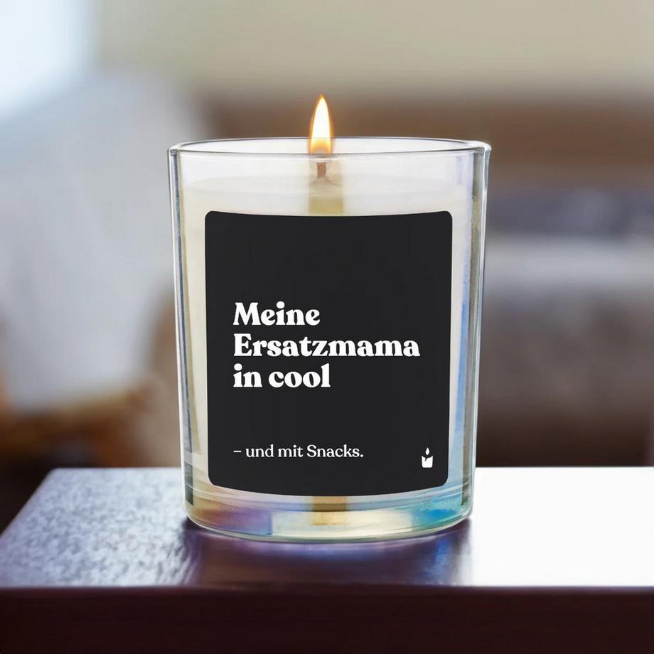 CandleHand Duftkerze Rainbow Woody Meine Ersatzmama in cool und mit Snacks.  