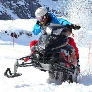 Geschenkidee  Snowmobile fahren und Käsefondue essen (1 Person) 