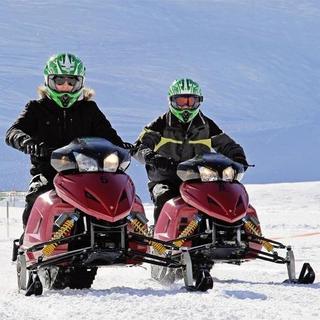 Geschenkidee  Snowmobile fahren und Käsefondue essen (1 Person) 