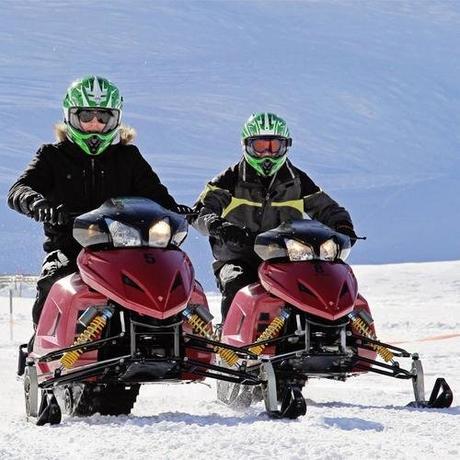 Geschenkidee  Snowmobile fahren und Käsefondue essen (1 Person) 